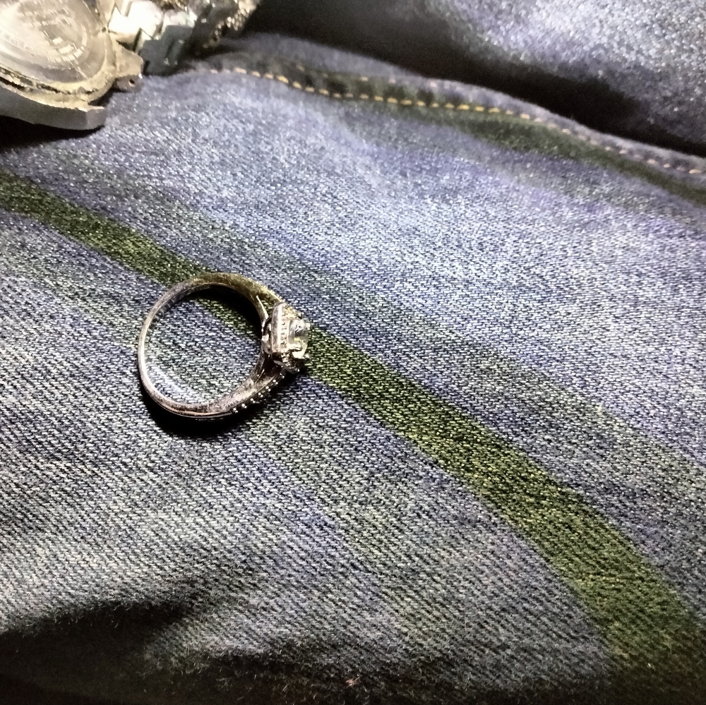 Engagement ring - Picture 5 of 10